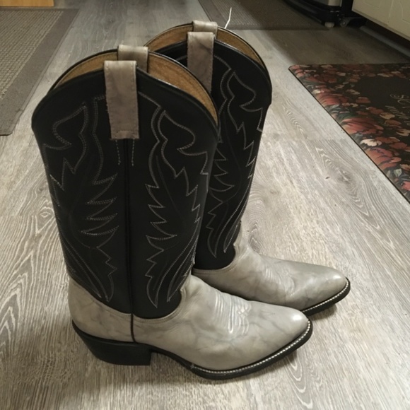 Stylish Black and Gray Heeled Boots - Picture 2 of 5